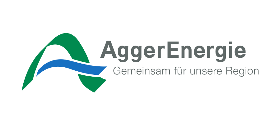 Das Logo der Aggerenergie GmbH ein grün-blaues 'A', geschwungen wie Banner, der mittige Teil blau, das 'Dach' grün. Daneben der Firmenname in schwarz. Alles auf weißem Grund.