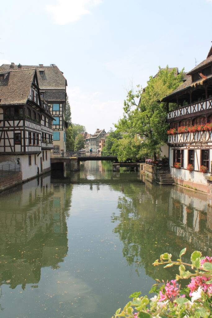 In der Mitte ein Fluss, rechts und links sind mittelalterliche Gebäude
