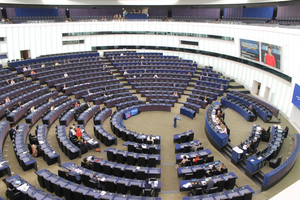 Ein großer runder Saal mit den Sitzplätzen für Abgeordnete