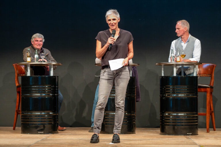 Die Grüne Kreissprecherin Bernadette Reinery-Hausmann begrüßte die Gäste in der "Alten Drahtzieherei" und die Diskutanten auf dem Podium.