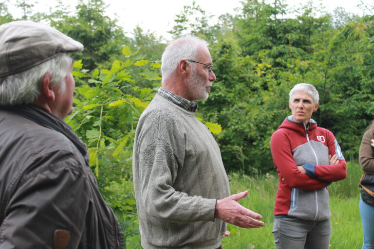 Vater Hans-Friedrich Hardt erläuert die Prinzipien des naturnahen Waldbaus