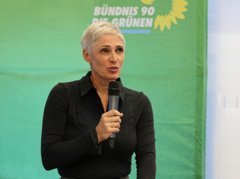 Bernadette Reinery-Hausmann spricht in das Mikrofon