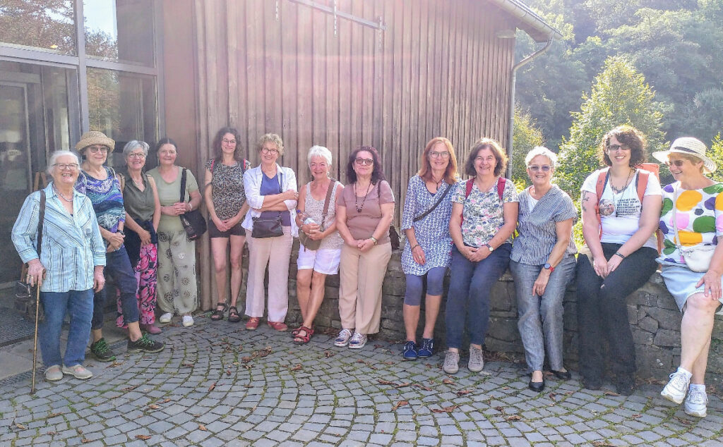 Eine Gruppe von 13 Frauen vor einem Gebäude