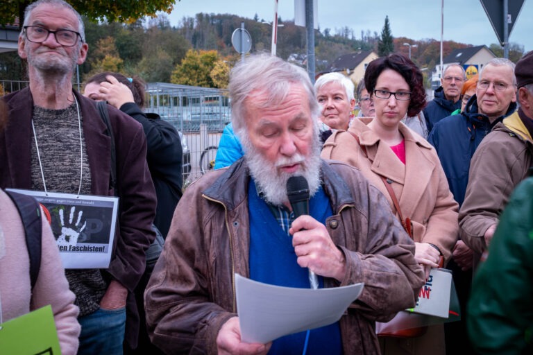 Lothar Winkelhoch spricht ins Mikrofon