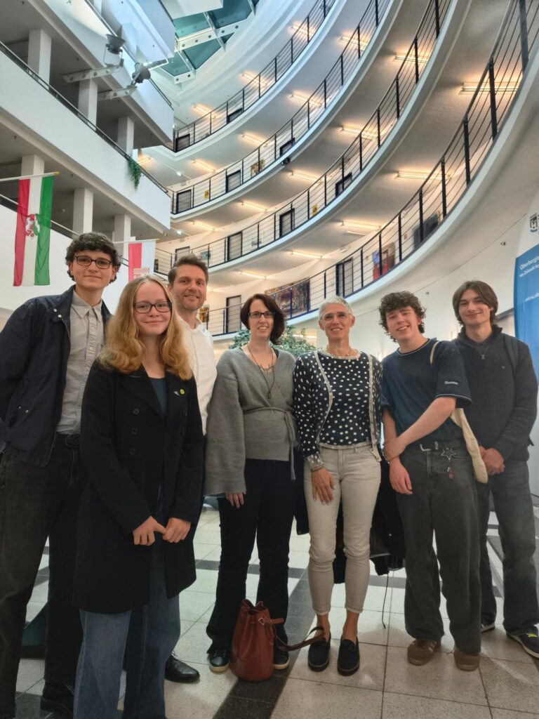 7 Personen vor der Fassade des Innenhofs im Kreishaus Gummersbach