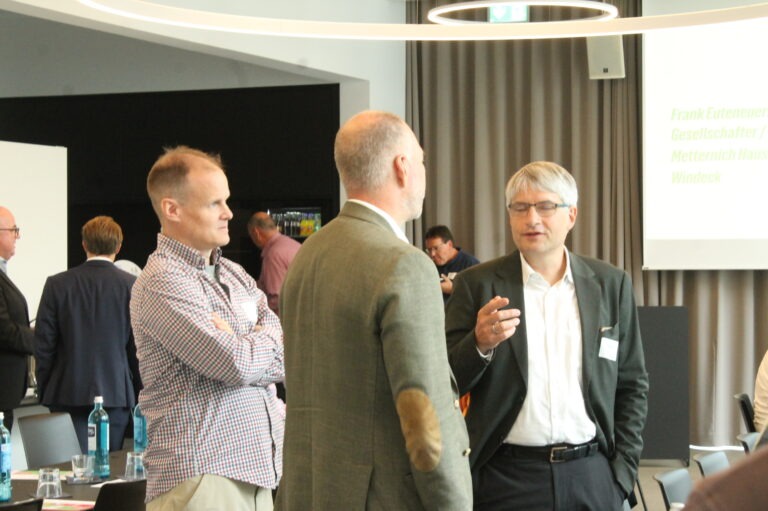 Die Teilnehmer in angeregtem Gespräch