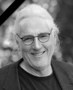 Ein Porträt von Uwe mit Trauerflor