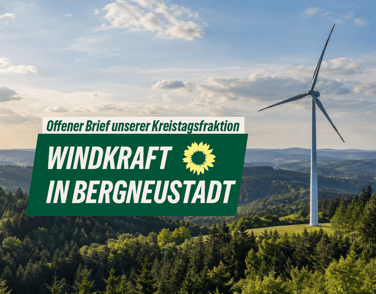 Weite bewaldete Hügellandschaft im Bergischen Land unter blauem Himmel. Rechts steht ein großes Windrad. Links im Vordergrund liegt eine grüne Textfläche mit Sonnenblumen-Symbol und der Aufschrift: „Offener Brief unserer Kreistagsfraktion – Windkraft in Bergneustadt“.